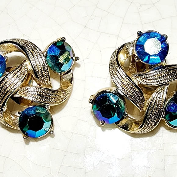 Vintage Kramer gold swirl clip on earrings with brilliant blue faceted stones - Picture 3 of 6